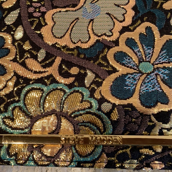 Steven Madden clutch with Kenneth Cole booties. - Picture 4 of 12